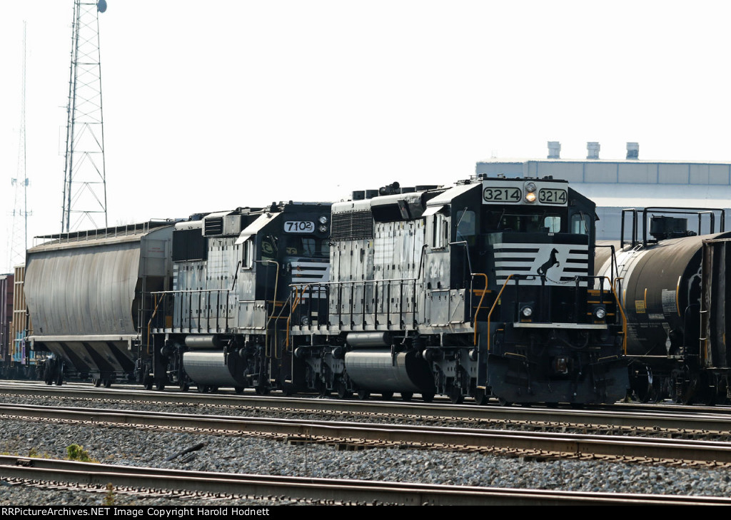 NS 3214 & 7102 (train E42) work Pomona yard